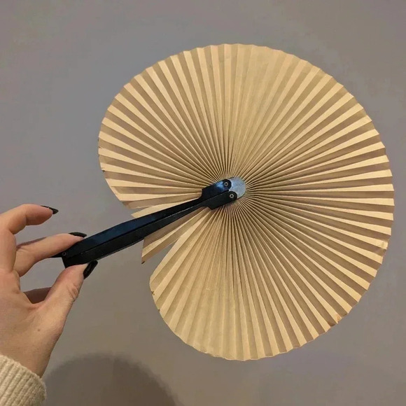 Vintage floral paper fan - Picture 8 of 9